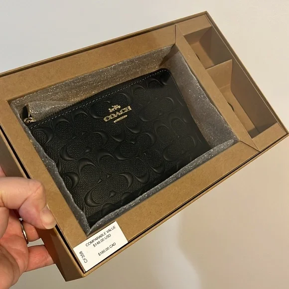 Coach NWT $199 MSRP Boxed Corner Zip Wristlet In Signature Debossed Leather - Picture 7 of 9